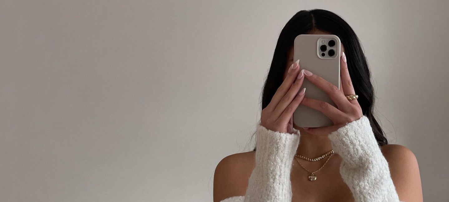 influencer-holding-phone