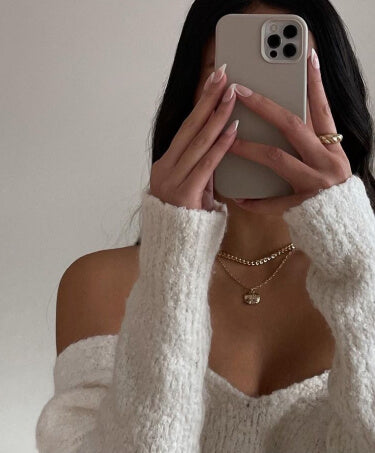 influencer-holding-phone